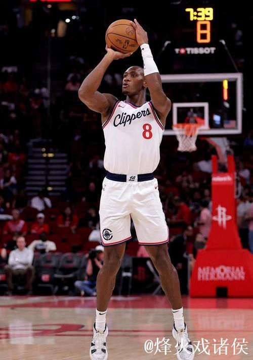 邓恩半场表现：投篮5中3，三分命中1记，斩获9分、1篮板、3助攻